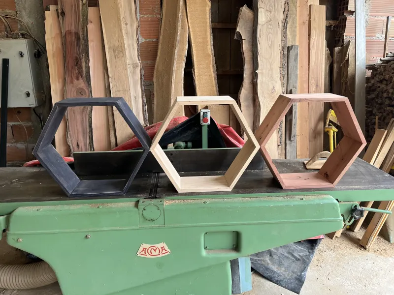 Étagères hexagonales en bois