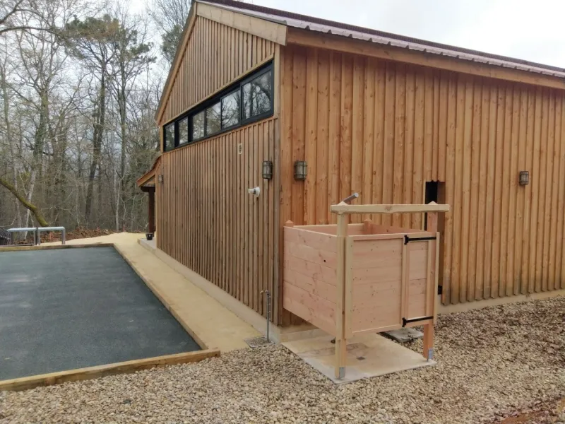 Bâtiment à bardage bois vertical