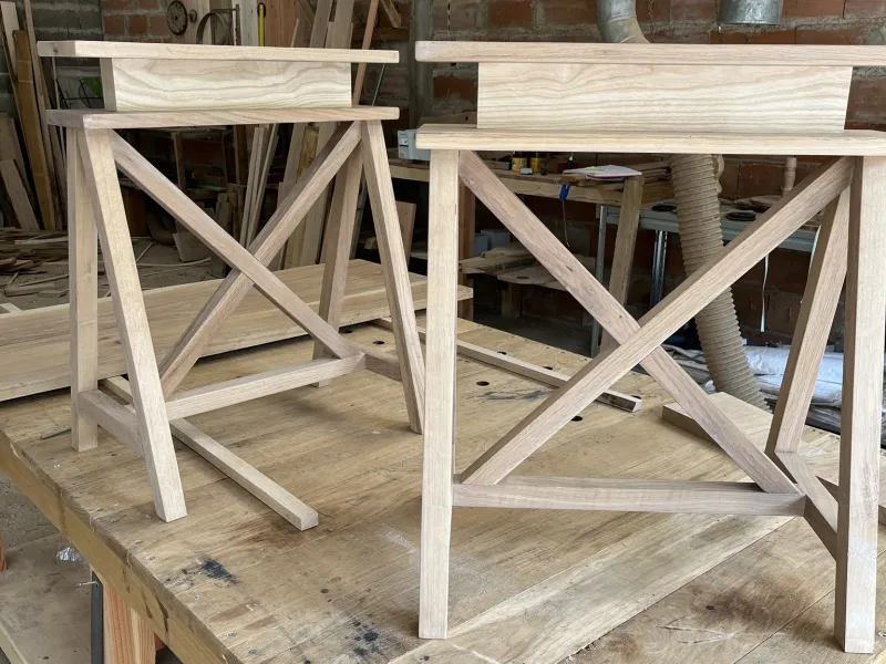 Tabourets en bois en fabrication