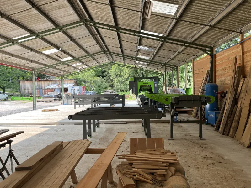 Hangar de sciage et bois débité