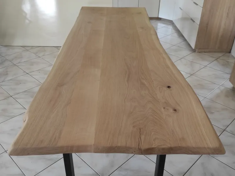 Table en bois massif sur piètement métal