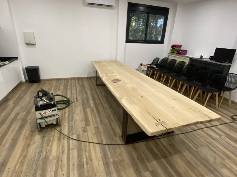 Longue table en bois massif