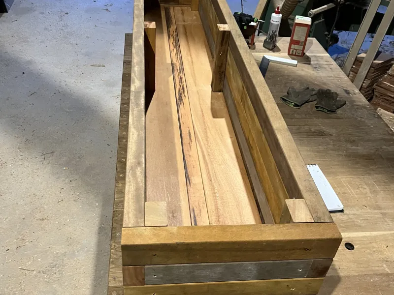 Jardinière en bois en fabrication