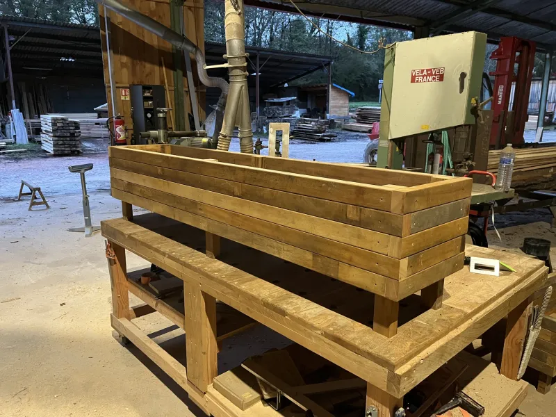 Jardinière en bois à l’atelier