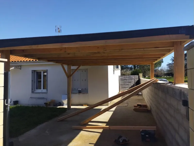 Carport à charpente bois