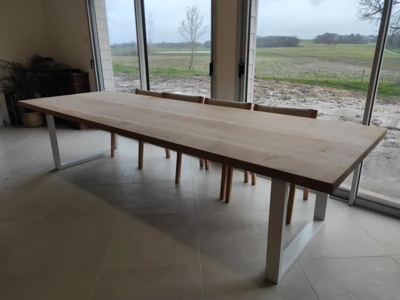Grande table en bois massif
