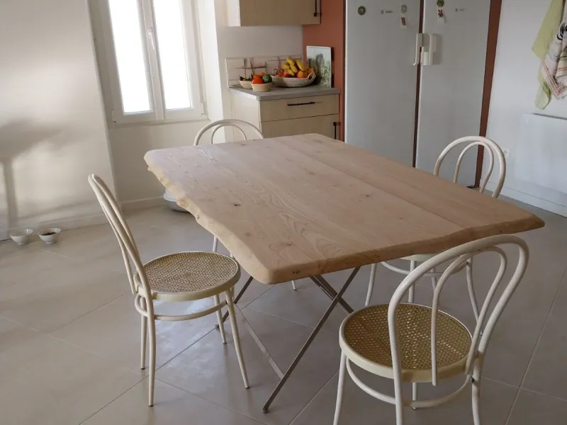 Table en bois et chaises bistrot