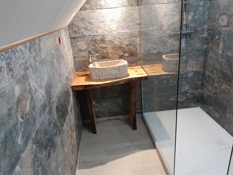 Meuble de vasque en bois dans une salle de bain