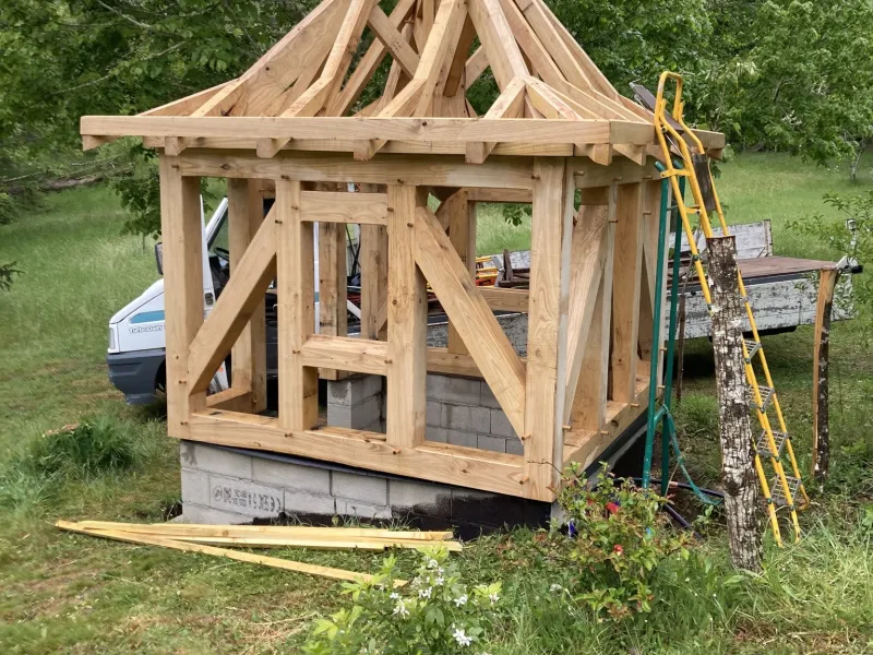 Ossature bois d’un abri en construction