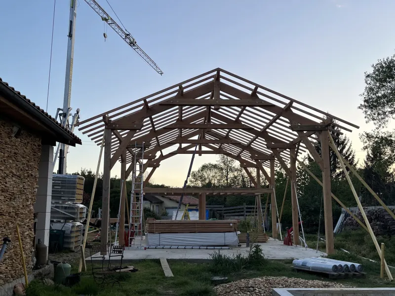 Charpente bois d’un bâtiment en construction