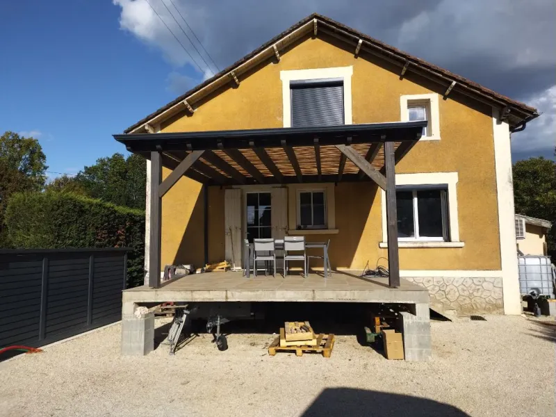 Terrasse et pergola en bois devant une maison