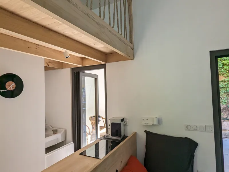 Mezzanine et habillage bois dans un séjour