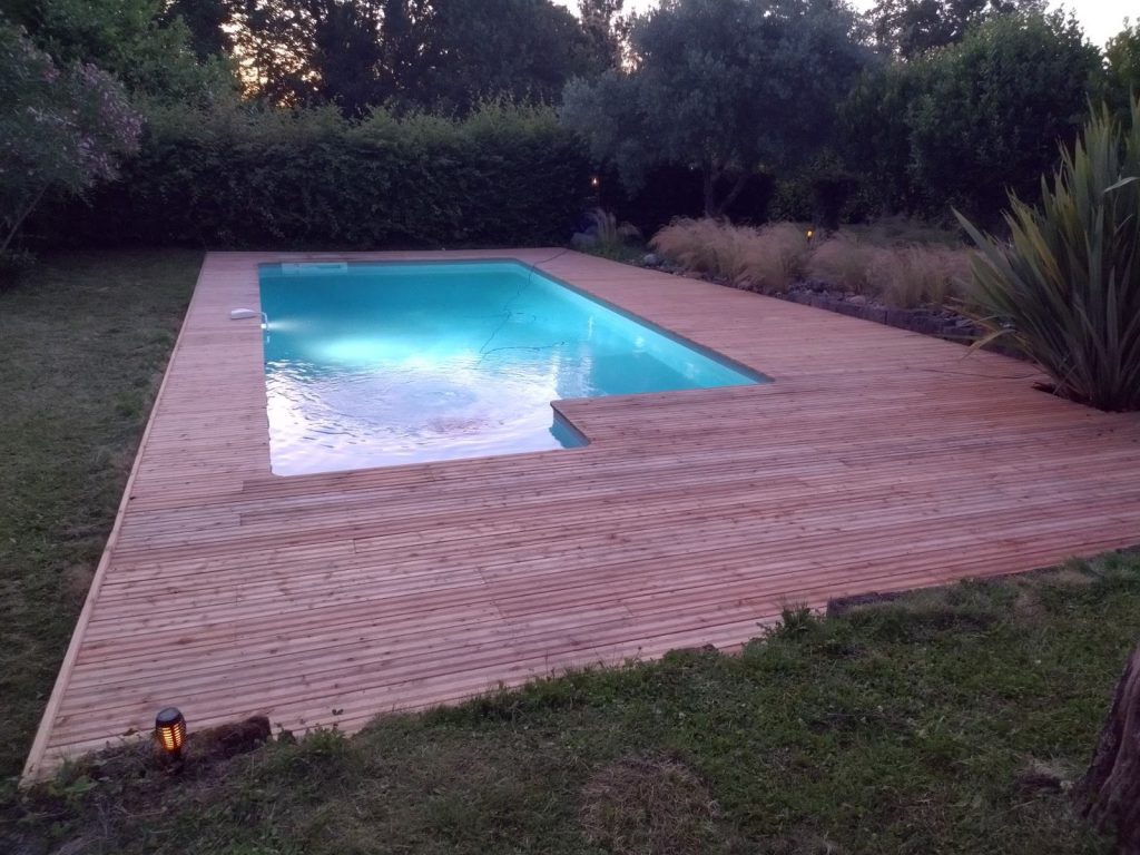 Terrasse en bois autour d’une piscine