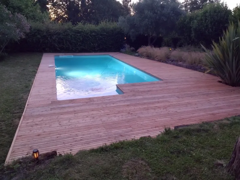 Terrasse en bois autour d’une piscine
