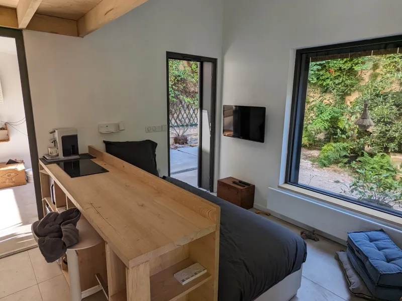 Chambre avec agencement en bois