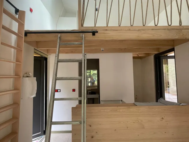 Mezzanine en bois avec échelle