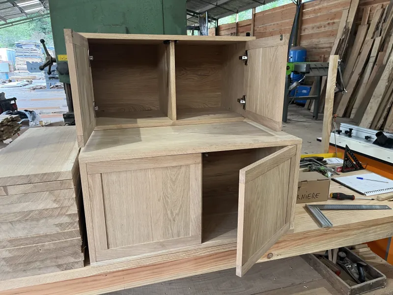 Meuble en bois en cours de fabrication à l’atelier