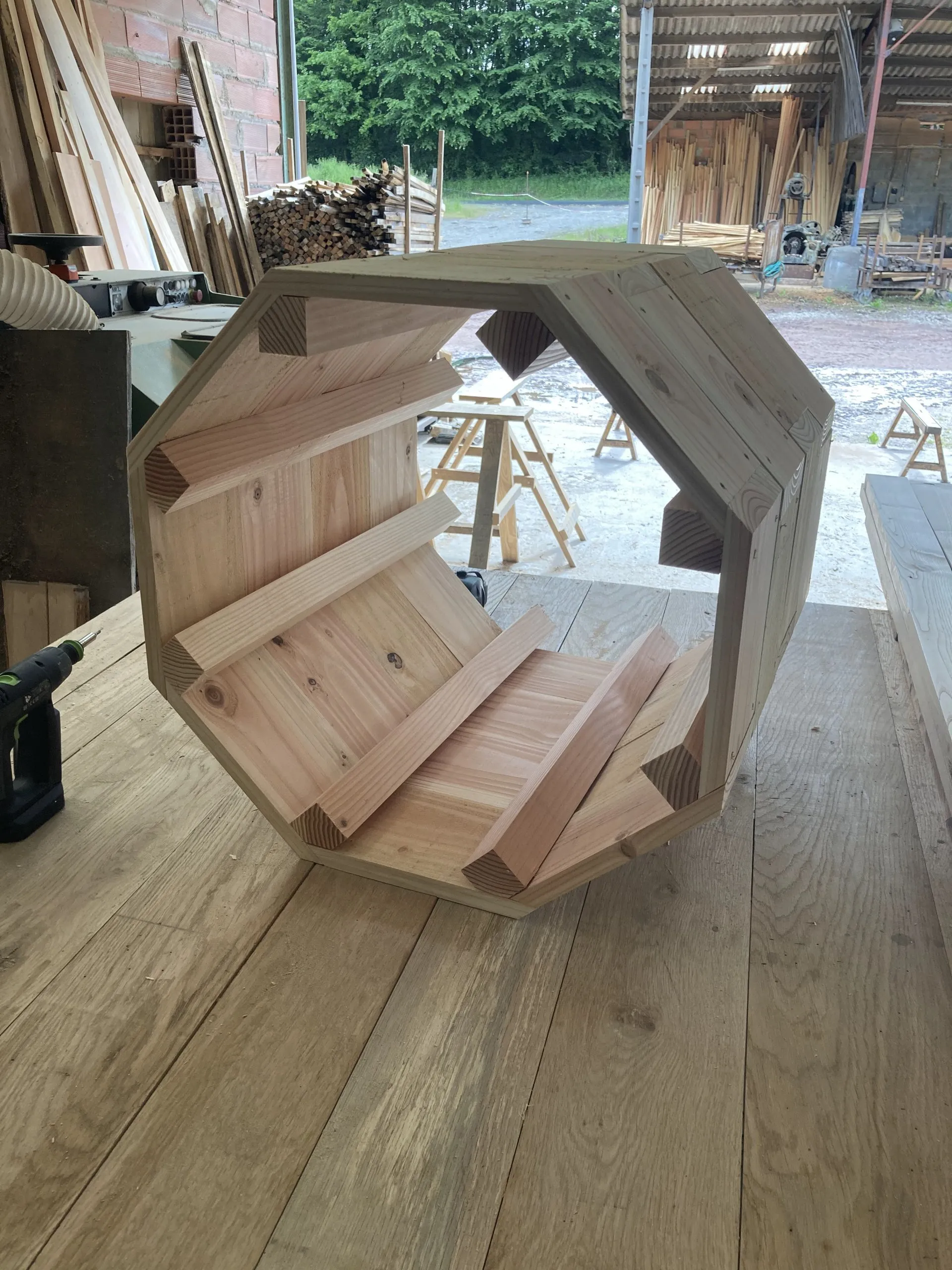 Étagère octogonale en bois