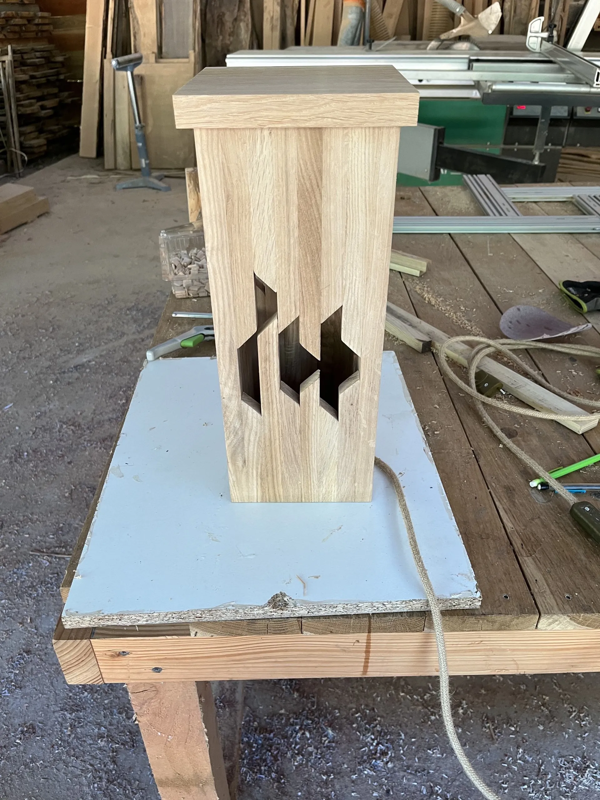 Objet décoratif en bois à motif découpé