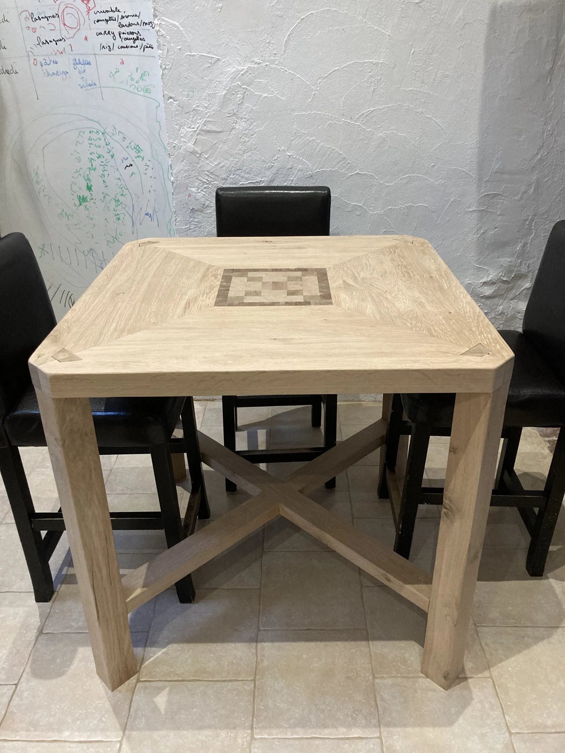 Table haute carrée en chêne avec insert en bois de bout